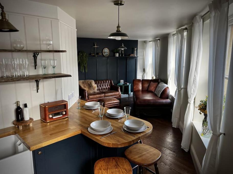 Period Apartment, Great Views, In Heart Of Town. Bradford-On-Avon Esterno foto