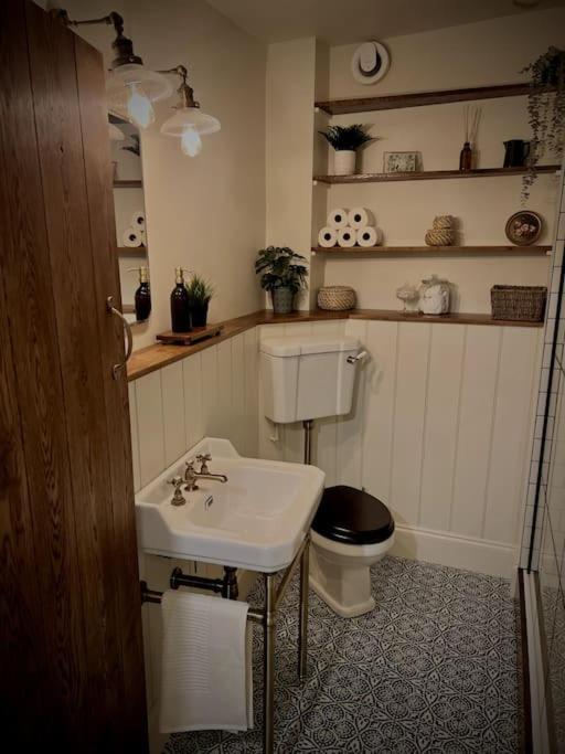 Period Apartment, Great Views, In Heart Of Town. Bradford-On-Avon Esterno foto